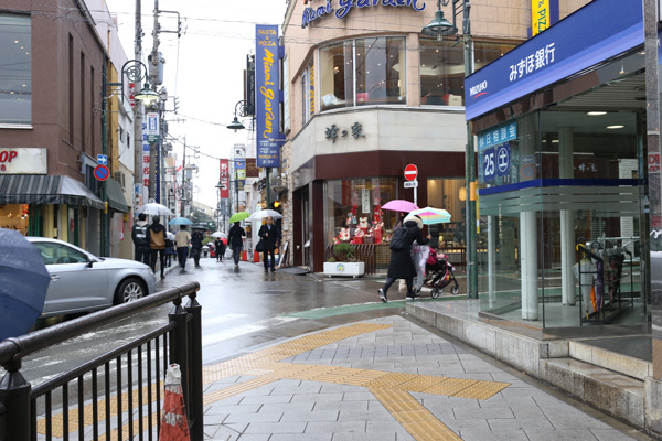 3. バス停を越えてバス通り（コーヒー屋さんと和菓子屋さんの間の道）を直進